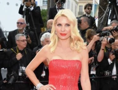 Κάννες: Η Ελένη Μενεγάκη εκθαμβωτική στο κόκκινο χαλί (φωτο)